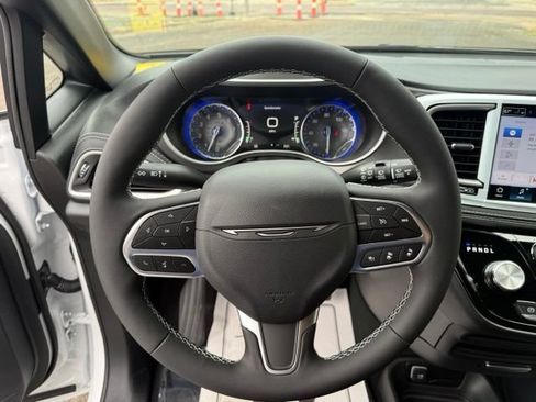 New 2027 Chrysler Pacifica Select w/ Family Tech Group FWD image 15