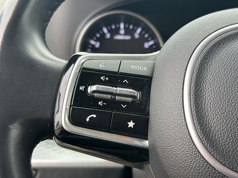 Used 2022 Kia Carnival LX image 29