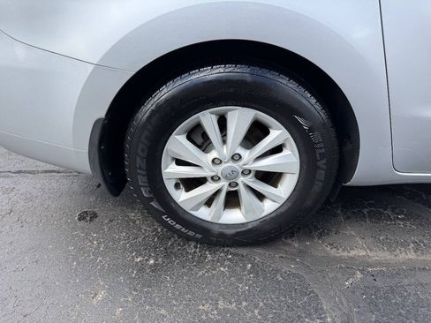 Used 2016 Kia Sedona LX w/ Option Group 020 FWD image 11