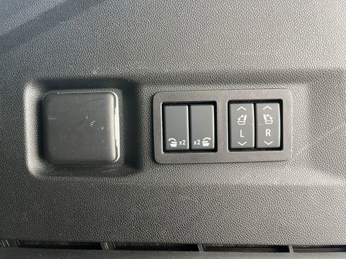 Used 2025 GMC Yukon Denali AWD/4WD image 8