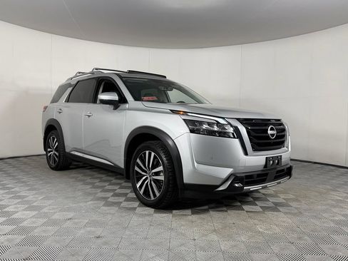 Used 2024 Nissan Pathfinder Platinum AWD/4WD image 5