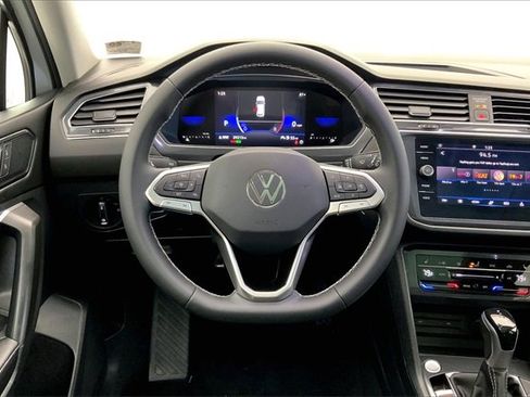 Certified 2023 Volkswagen Tiguan SE w/ Panoramic Sunroof Package image 5