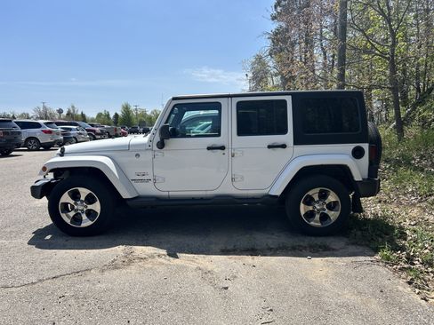 Used 2017 Jeep Wrangler Unlimited Sahara w/ Connectivity Group AWD/4WD image 6