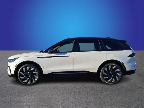 Used 2025 Lincoln Nautilus Reserve image 7