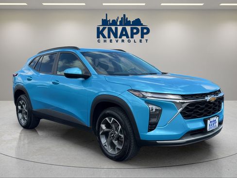Used 2025 Chevrolet Trax LT FWD image 7
