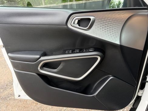 Used 2025 Kia Soul LX w/ LX Technology Package FWD image 18