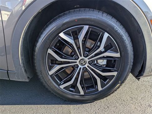 Used 2023 Toyota Crown Limited image 11