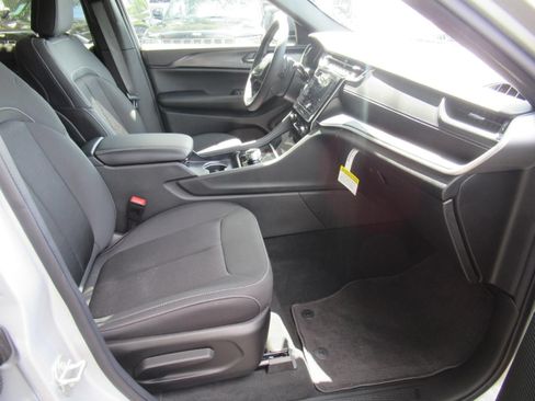 New 2026 Jeep Grand Cherokee Laredo w/ MOPAR Finishing Package RWD image 9