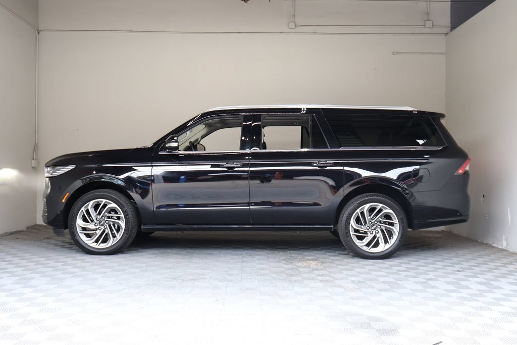 Used 2025 Lincoln Navigator L Reserve AWD/4WD image 7