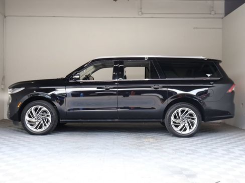 Used 2025 Lincoln Navigator L Reserve AWD/4WD image 7