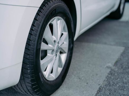 Used 2017 Kia Sedona LX image 9