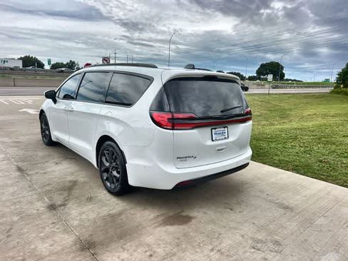 Used 2023 Chrysler Pacifica Touring-L w/ S Appearance Package FWD image 5