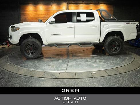 Used 2018 Toyota Tacoma TRD Sport image 1