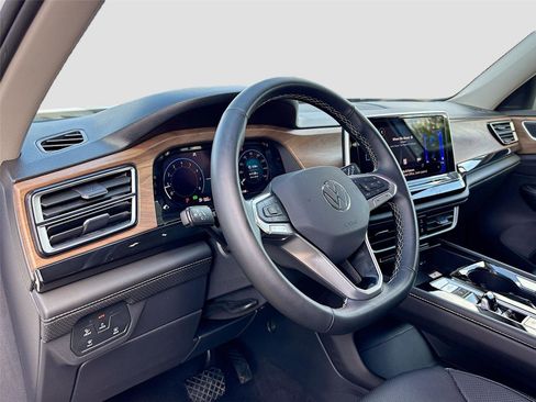 Used 2025 Volkswagen Atlas SE image 9