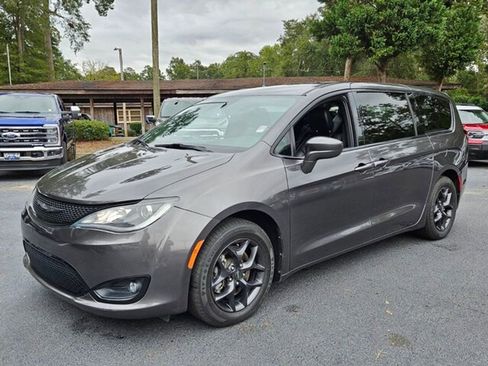 Used 2020 Chrysler Pacifica Touring w/ S Appearance Package image 3