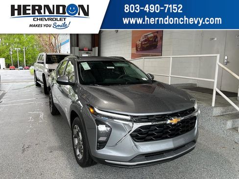 Used 2026 Chevrolet Trax LT FWD image 1