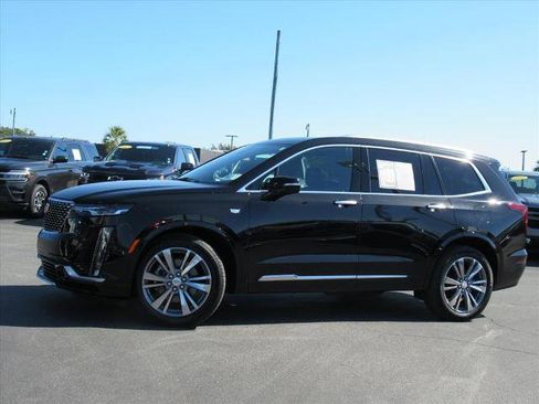Used 2025 Cadillac XT6 Premium Luxury image 2