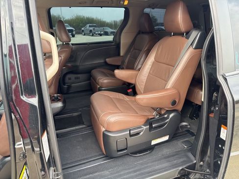 Used 2017 Toyota Sienna Limited Premium image 11