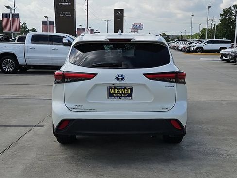 Used 2021 Toyota Highlander XLE AWD/4WD image 6