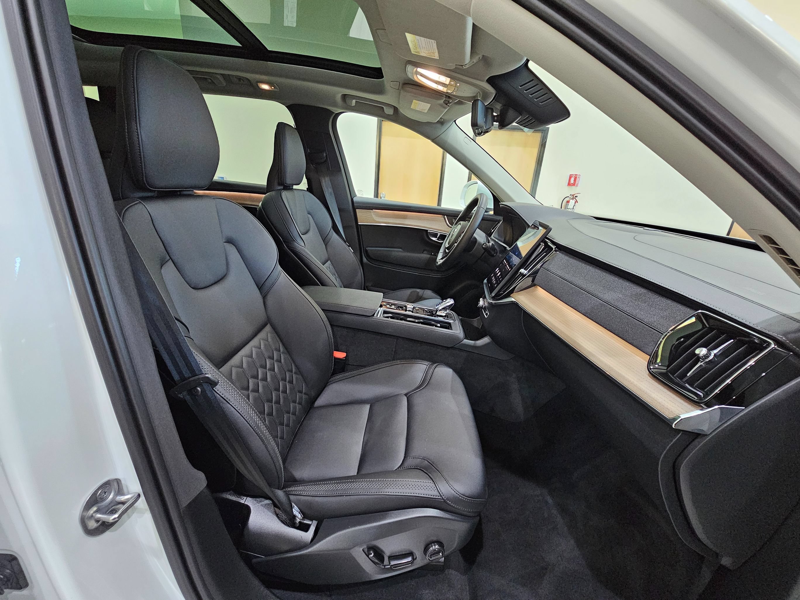 Used 2025 Volvo XC90 T8 Core w/ Climate Package AWD/4WD image 41