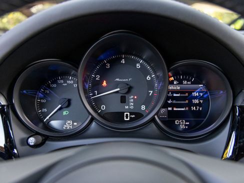 New 2025 Porsche Macan Turbo AWD/4WD image 33