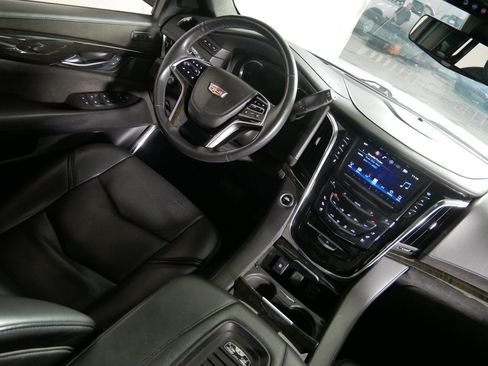 Certified 2018 Cadillac Escalade Platinum AWD/4WD image 9