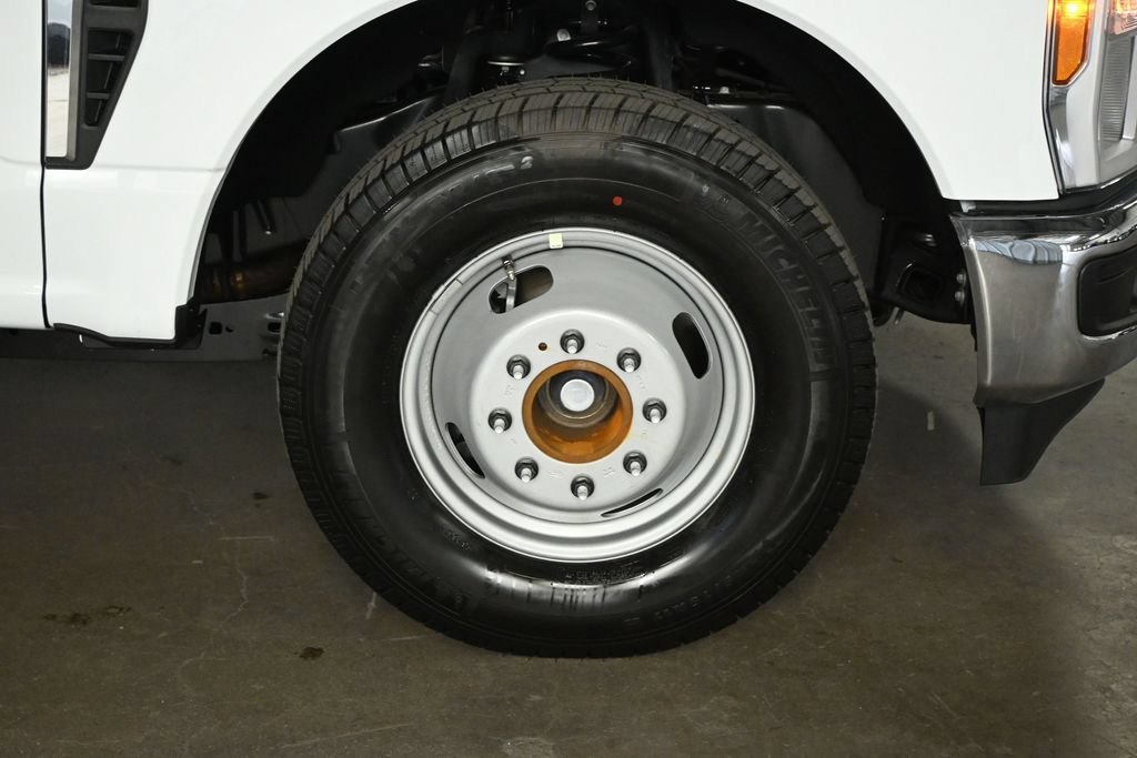 New 2026 Ford F350 XL w/ XL Chrome Package RWD image 25