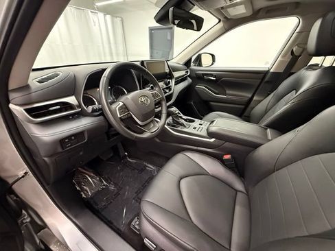 Certified 2025 Toyota Highlander XLE AWD/4WD image 12