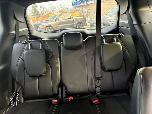 Used 2025 Chrysler Pacifica Select image 13