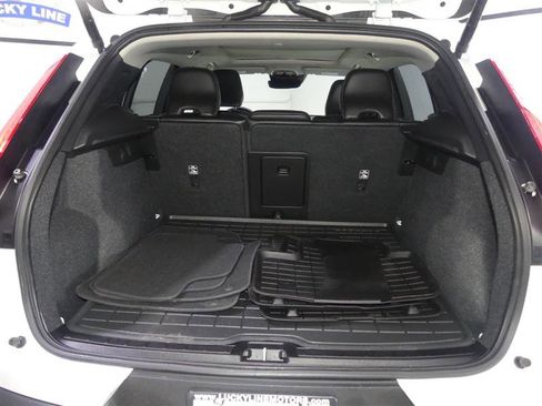 Used 2021 Volvo XC40 T5 Momentum w/ Climate Package image 9