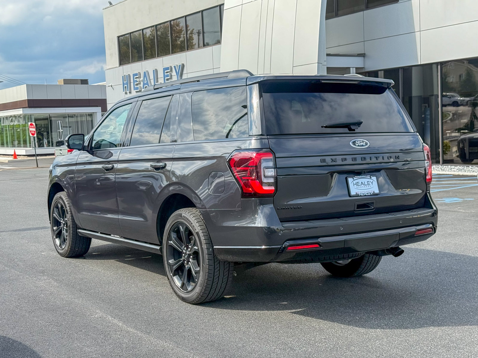 Certified 2022 Ford Expedition Limited AWD/4WD image 3