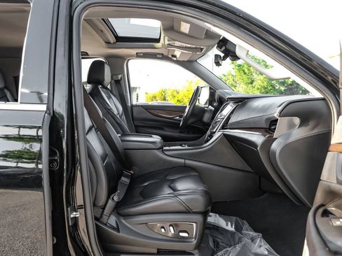 Used 2018 Cadillac Escalade Luxury RWD image 32