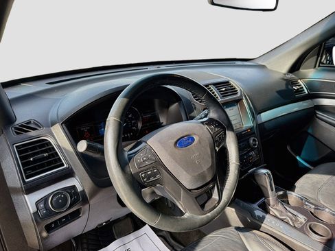 Used 2017 Ford Explorer XLT w/ Equipment Group 202A FWD image 9