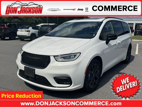 Used 2025 Chrysler Pacifica Limited FWD image 1