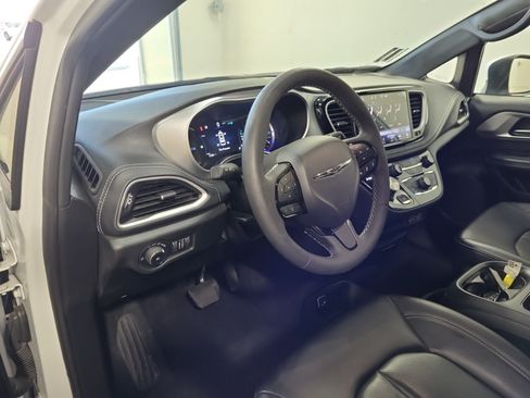 Used 2023 Chrysler Pacifica Touring-L w/ S Appearance Package FWD image 8