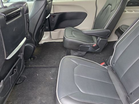 Used 2022 Chrysler Pacifica Limited w/ Uconnect Theater Family Group image 23