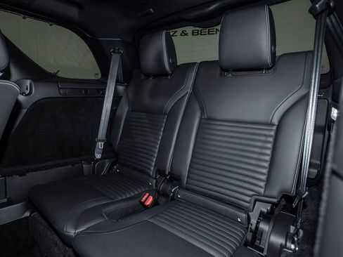 Used 2024 Land Rover Discovery Dynamic SE AWD/4WD image 16