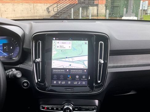 Certified 2025 Volvo XC40 B5 Plus AWD/4WD image 41