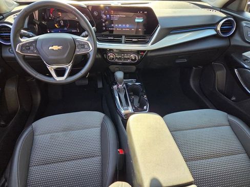 Certified 2025 Chevrolet Trax LT w/ LT Convenience Package FWD image 16