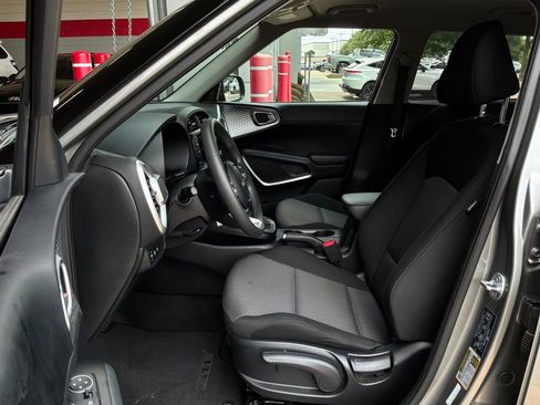 Used 2025 Kia Soul LX w/ LX Technology Package FWD image 10