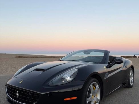 Used 2010 Ferrari California Base 2dr Convertible image 2