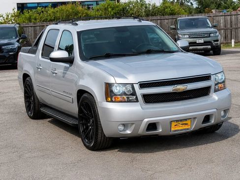 Used 2011 Chevrolet Avalanche LS RWD image 2