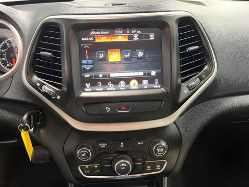 Used 2017 Jeep Cherokee Latitude w/ Safety/Convenience Group FWD image 17