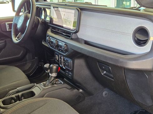 Used 2024 Jeep Gladiator Sport AWD/4WD image 25