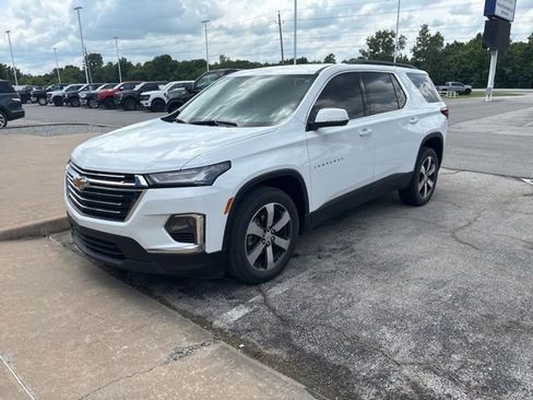 Used 2023 Chevrolet Traverse LT w/ LT Premium Package FWD image 2