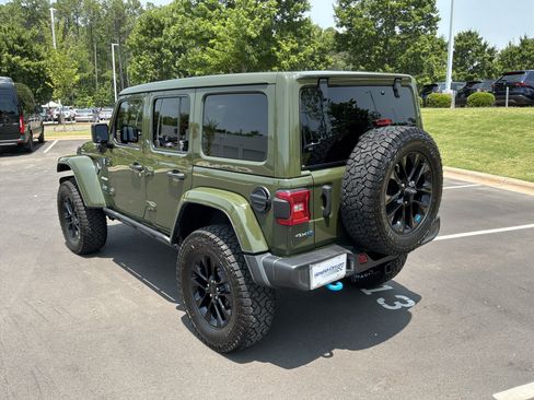 Used 2023 Jeep Wrangler Unlimited Sahara w/ Cold Weather Group AWD/4WD image 8