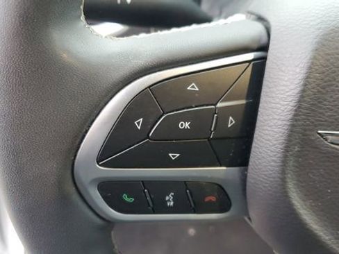 Certified 2024 Chrysler Pacifica Touring-L image 9