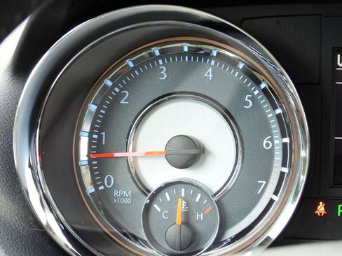 Used 2014 Chrysler Town & Country Touring-L image 50