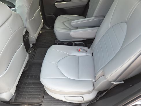 Used 2022 Toyota Highlander XLE image 19