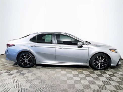 Certified 2022 Toyota Camry SE image 9